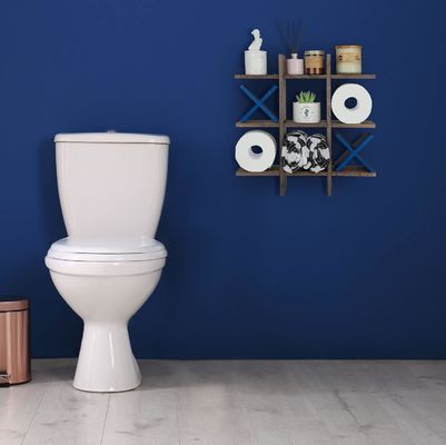 Portatore di rotoli di bagno in legno dietro le porte/sulle pareti