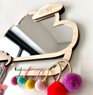 Specchio per bambini in legno a forma di nuvola su misura con graffetti per capelli e supporti per fasce di gomma