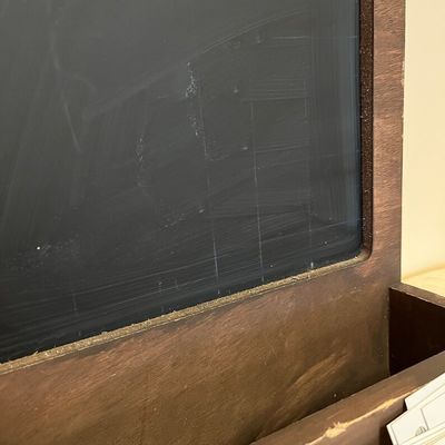 Tavola di gesso per la decorazione e l'organizzazione della cucina