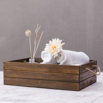 Scatola regalo in legno marrone rustico con maniglie di corda per acquirenti attenti all'ambiente