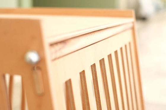 Casa per cani e gatti in legno naturale con porta in bianco