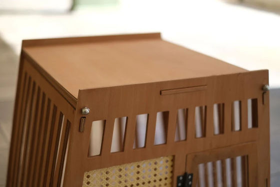 Casa per cani e gatti in legno naturale con porta in bianco