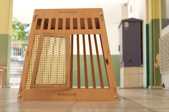 Casa per cani e gatti in legno naturale con porta in bianco