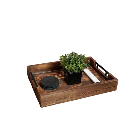 Piatto di legno con maniglie metalliche per il soggiorno