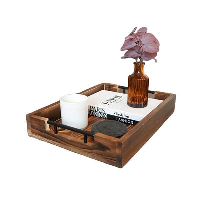 Piatto di legno con maniglie metalliche per il soggiorno