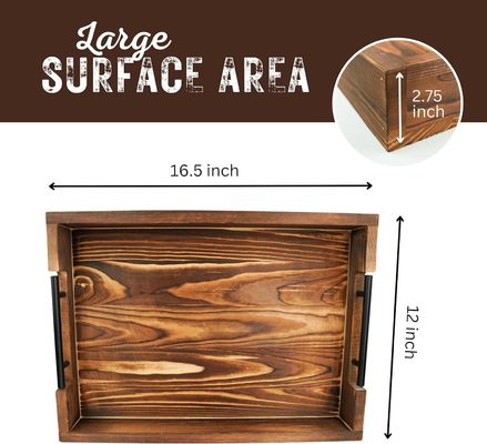 Piatto di legno con maniglie metalliche per il soggiorno