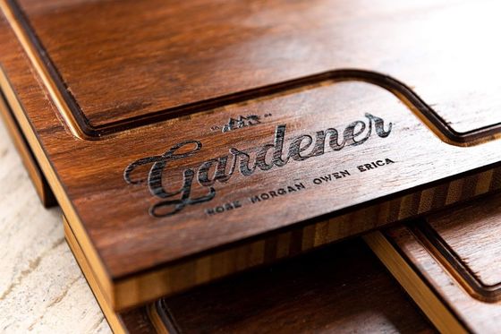 Tavola da taglio in legno con scanalatura e coltello in colore semplice per tutte le stagioni