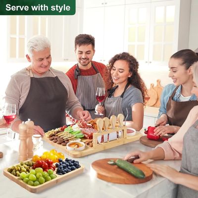 Tabella di formaggio di bambù e set di coltelli per il taglio della cucina Stampatura di stoccaggio incisione laser