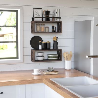 Risparmia spazio con ripiani di legno galleggianti e corrimano in stile agriturismo rustico marrone