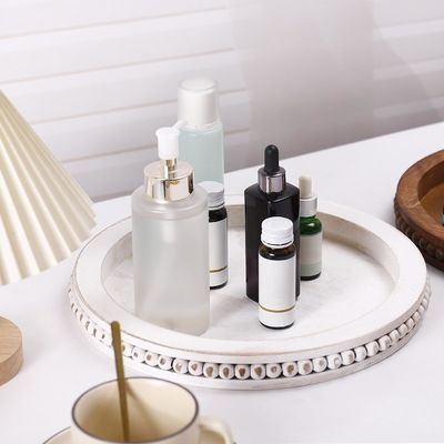 Piatto di legno decorativo personalizzato con perline di design bianco calcato offerto campione gratuito