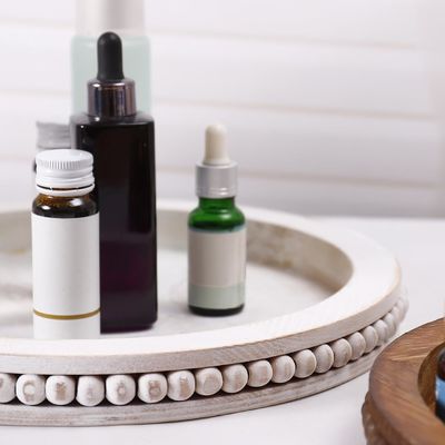 Piatto di legno decorativo personalizzato con perline di design bianco calcato offerto campione gratuito