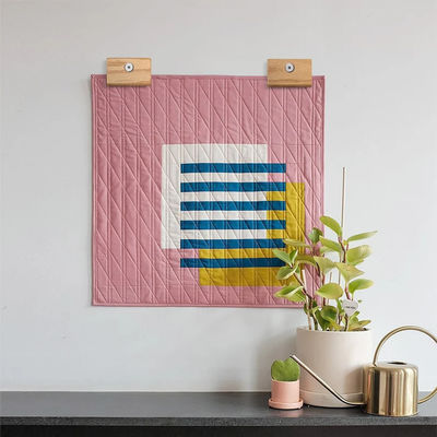 Appendice artigianale di fibre tessili versatile adatto a vari capi di abbigliamento e articoli di decorazione domestica