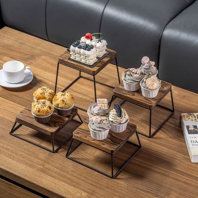 Alti quantitativi di legno bruciato nero metallo filo quadrato vetrina alimentare pizzeria in legno