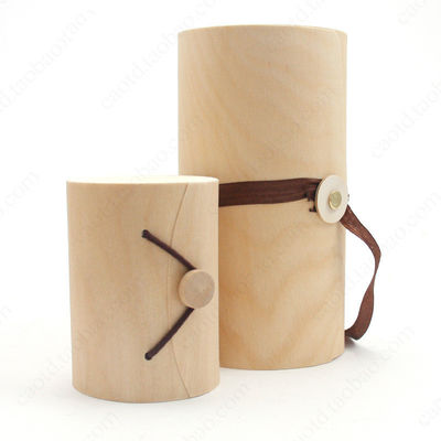 Scatola regalo di legno morbido di betulla rotonda fatta a mano con altri strumenti per la stampa