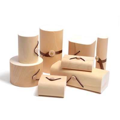 Scatola regalo di legno morbido di betulla rotonda fatta a mano con altri strumenti per la stampa