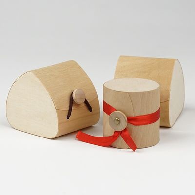 Scatola regalo di legno morbido di betulla rotonda fatta a mano con altri strumenti per la stampa