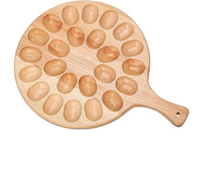 Piatto di uova in legno e tabellone di caramelle per Pasqua e Natale