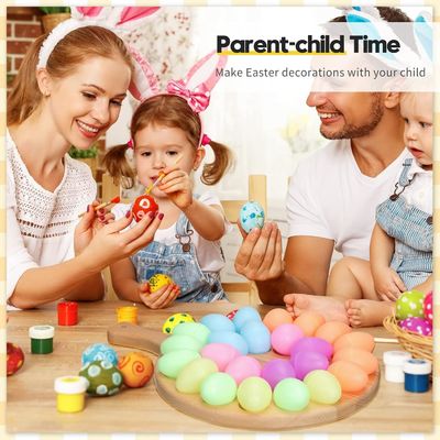 Piatto di uova in legno e tabellone di caramelle per Pasqua e Natale