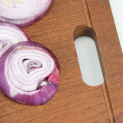 Tavola di taglio di legno massello funzionale con maniglia di taglia personalizzata