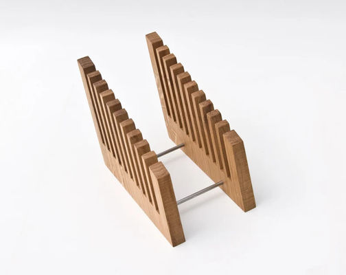 Organizzazione della scrivania in stile con portafile in legno e funzione di stampa