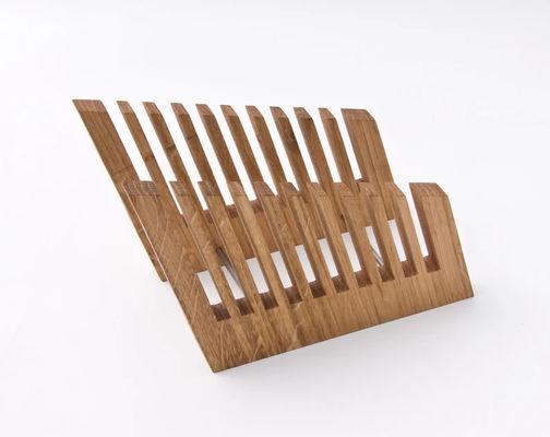 Organizzazione della scrivania in stile con portafile in legno e funzione di stampa