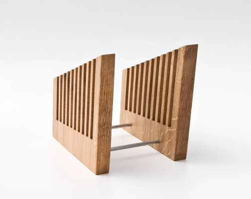 Organizzazione della scrivania in stile con portafile in legno e funzione di stampa