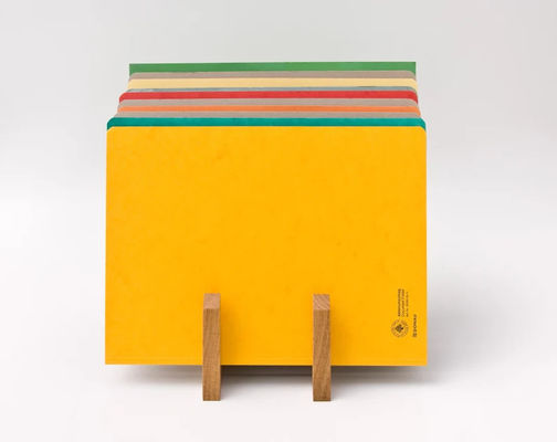 Organizzazione della scrivania in stile con portafile in legno e funzione di stampa