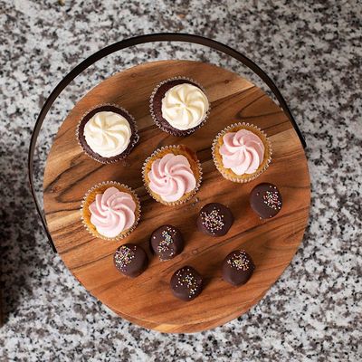 Come richiesto 2 livello vassoio in legno con porta metallo Display dolce torta