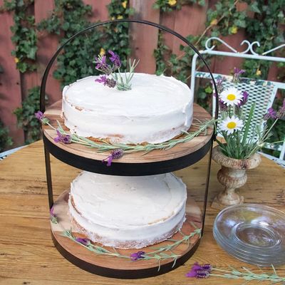 Come richiesto 2 livello vassoio in legno con porta metallo Display dolce torta