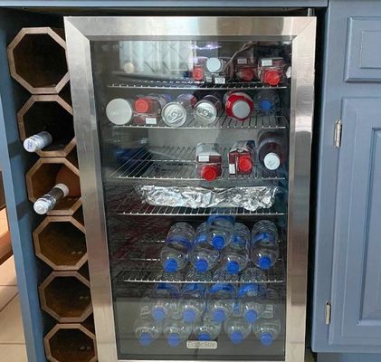 Tenitore di vino in legno impilabile in quantità elevata per scaffale di vino da bancone personalizzabile