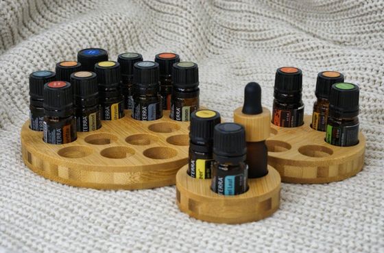 Stand in legno funzionale per la conservazione efficiente di bottiglie di olio a forma circolare