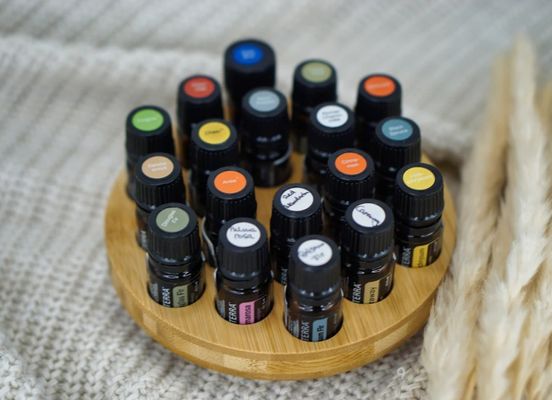 Stand in legno funzionale per la conservazione efficiente di bottiglie di olio a forma circolare