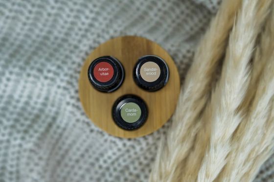 Stand in legno funzionale per la conservazione efficiente di bottiglie di olio a forma circolare