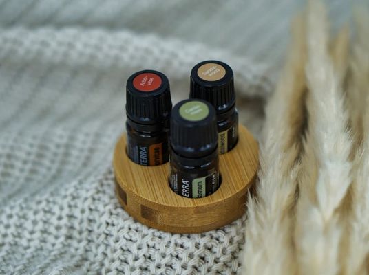 Stand in legno funzionale per la conservazione efficiente di bottiglie di olio a forma circolare