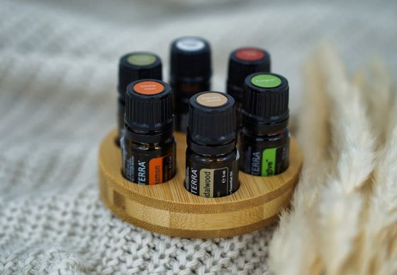 Stand in legno funzionale per la conservazione efficiente di bottiglie di olio a forma circolare