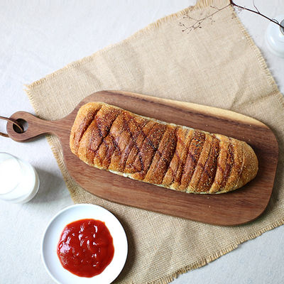 Tavolo per tagliare il pane al formaggio di noce in legno con disegno di bilanciamento
