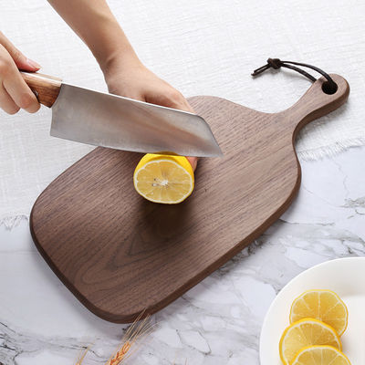 Tavolo per tagliare il pane al formaggio di noce in legno con disegno di bilanciamento