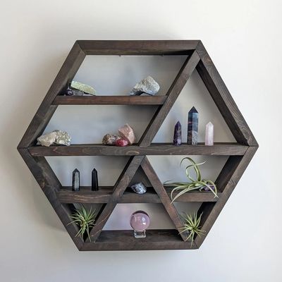 Creare un'atmosfera accogliente con scaffali galleggianti montati sul muro in stile casolare rustico