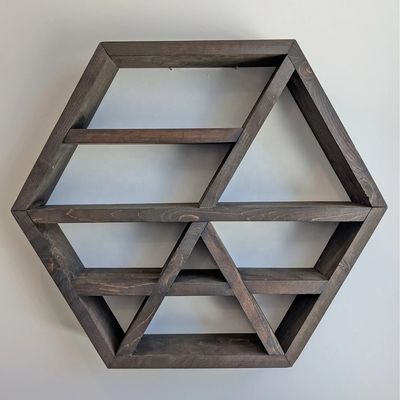 Creare un'atmosfera accogliente con scaffali galleggianti montati sul muro in stile casolare rustico