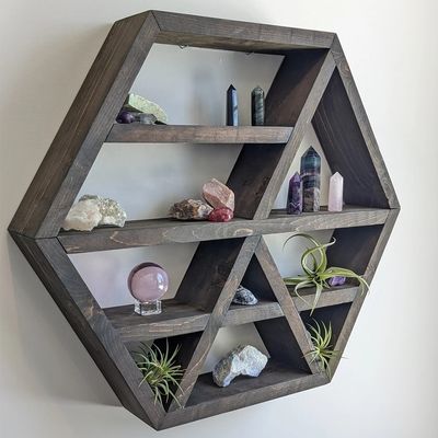 Creare un'atmosfera accogliente con scaffali galleggianti montati sul muro in stile casolare rustico