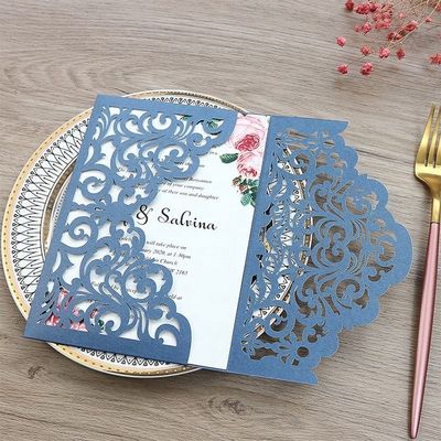 Include una bellissima carta d'invito al matrimonio tagliata al laser