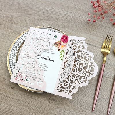Include una bellissima carta d'invito al matrimonio tagliata al laser