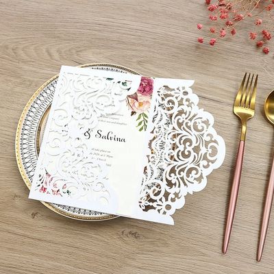 Include una bellissima carta d'invito al matrimonio tagliata al laser