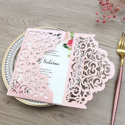 Include una bellissima carta d'invito al matrimonio tagliata al laser