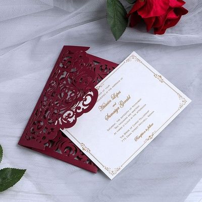 Include una bellissima carta d'invito al matrimonio tagliata al laser