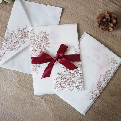 Inviti al matrimonio in pergamena vegetali tagliati al laser con disegno di rosa e timbro termico
