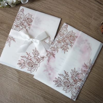 Inviti al matrimonio in pergamena vegetali tagliati al laser con disegno di rosa e timbro termico