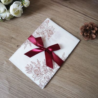 Inviti al matrimonio in pergamena vegetali tagliati al laser con disegno di rosa e timbro termico
