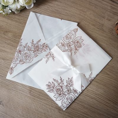 Inviti al matrimonio in pergamena vegetali tagliati al laser con disegno di rosa e timbro termico