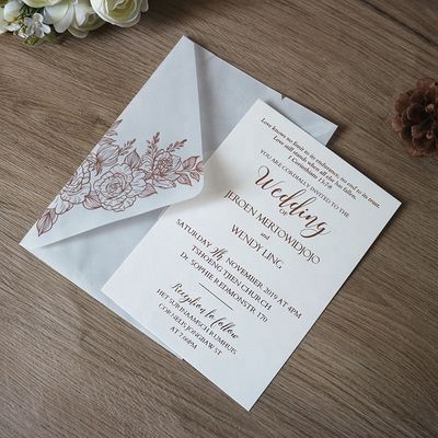 Inviti al matrimonio in pergamena vegetali tagliati al laser con disegno di rosa e timbro termico